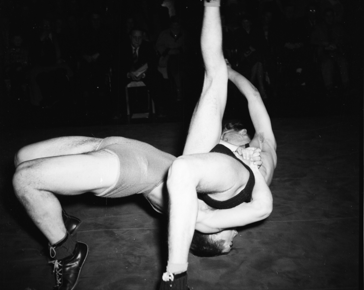 Vardens arkiv. "Bryting i Turnhallen"  23.01.1954