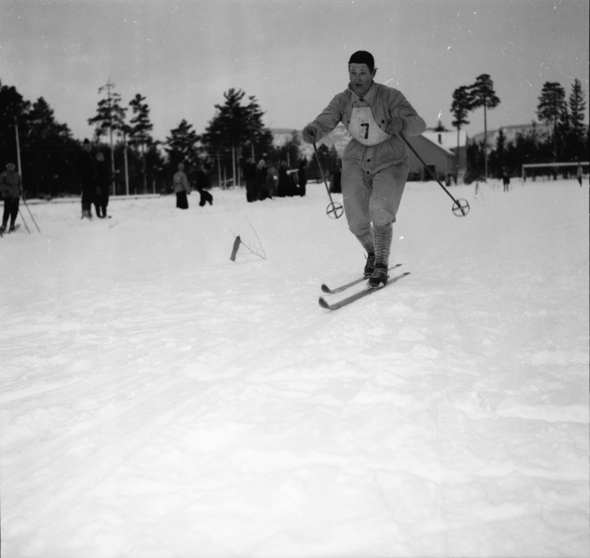 Vardens arkiv. "K.M. i Lunde. Langrenn"  23.01.1954