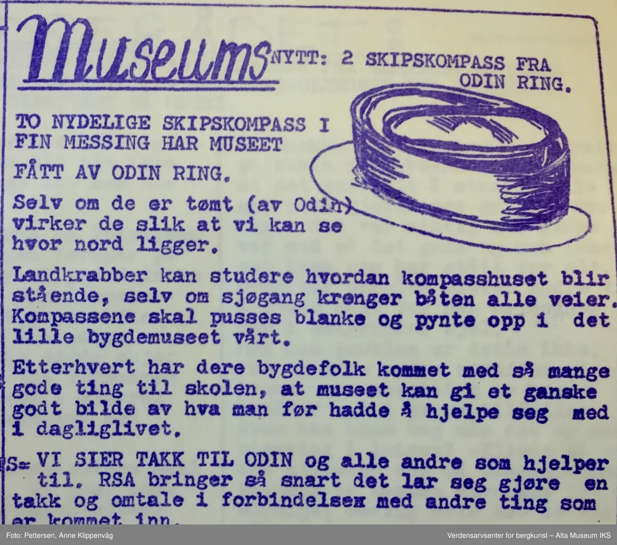 Sylinderformet beholder med kompassplate dekket med glass på toppen. Rundt toppen av selve beholderen er det en metallring som er skrudd fast med store skruer. Det stikker ut to skruer på hver side av beholderen.