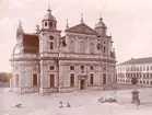 Kalmar domkyrka med dåvarande läroverket, numera stadshuset, till höger i bakgrunden och det kvarvarande brunnshuset mitt på torget.