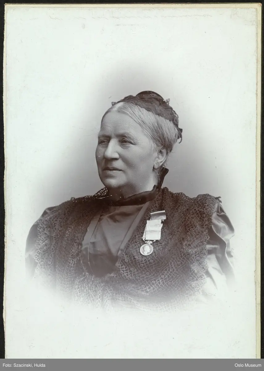 portrett, kvinne, skuespillerinne, vignettert brystbilde, medalje