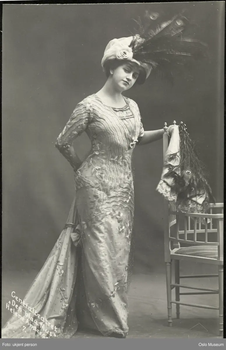 portrett, kvinne, skuespillerinne, brystbilde, rollebilde, "Den blå Mus" på Centralteatret, stående helfigur, kostyme