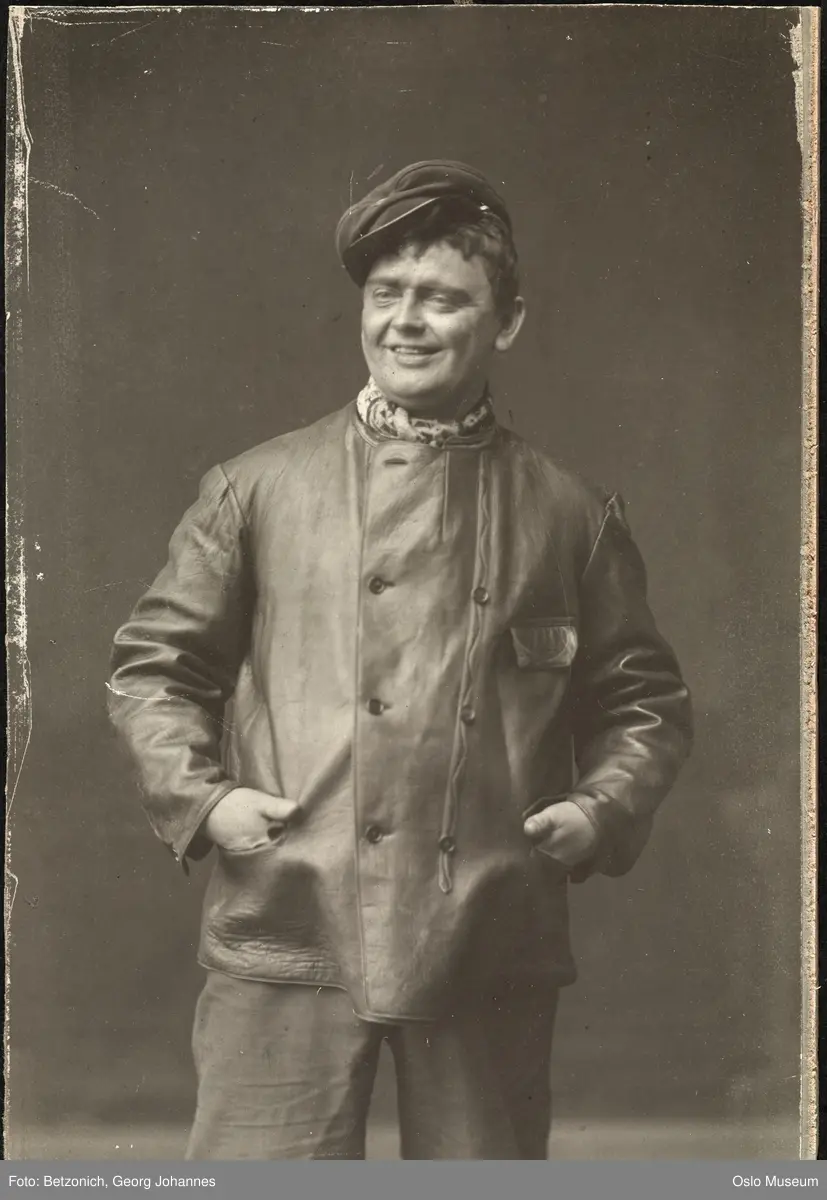 portrett, mann, skuespiller, rollebilde, Baldevin Jonassen i "Baldevins bryllup" på Nationaltheatret, stående knefigur, kostyme