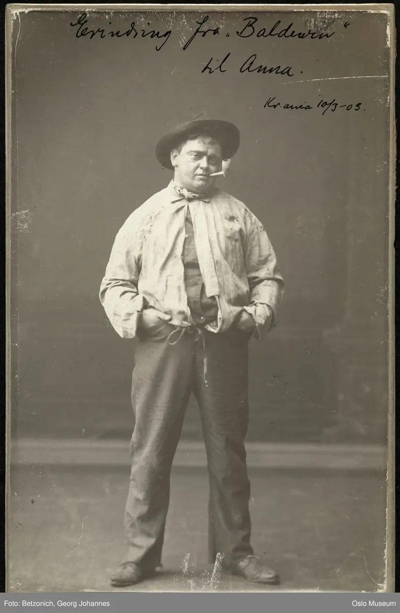 portrett, mann, skuespiller, rollebilde, Baldevin Jonassen i "Baldevins bryllup" på Nationaltheatret, stående helfigur, kostyme