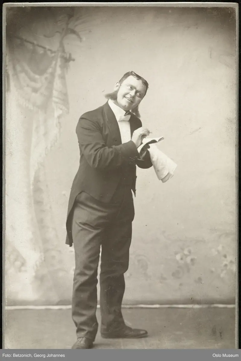 portrett, mann, skuespiller, rollebilde, Bastian Monsen i "De unges forbund" på Nationaltheatret, stående helfigur, kostyme