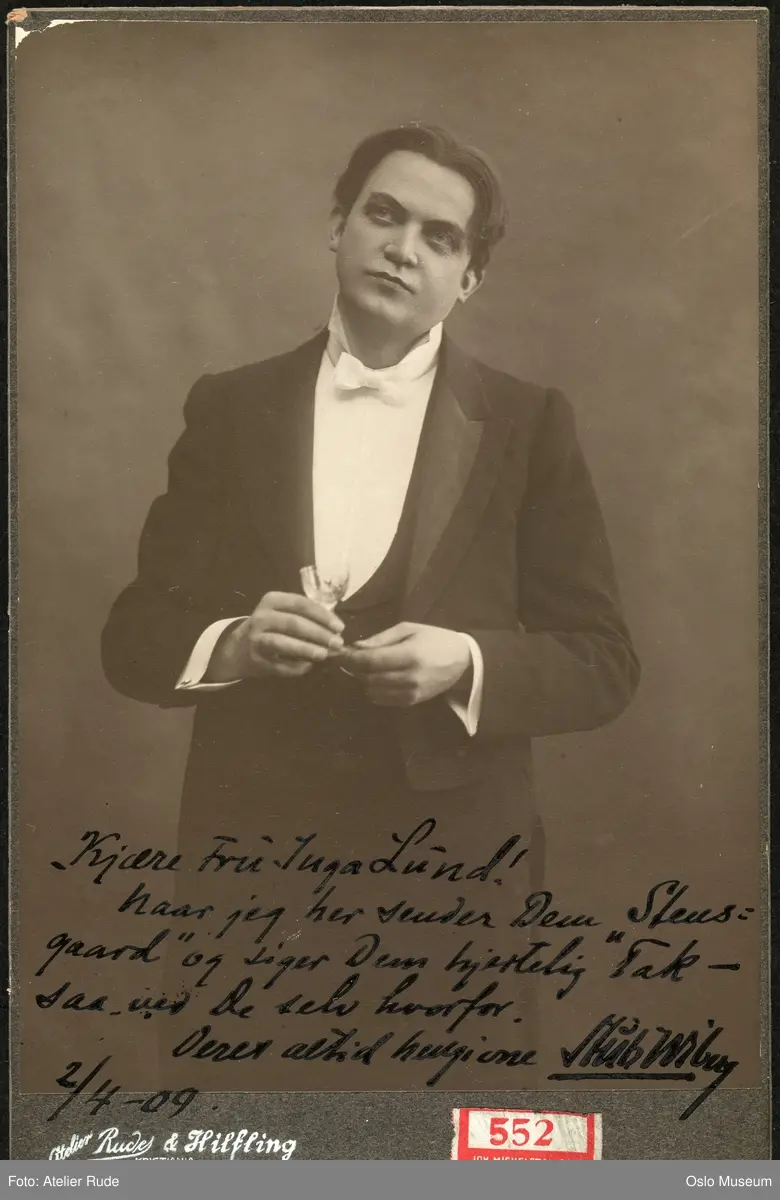portrett, mann, skuespiller, rollebilde, Stensgaard i "De unges forbund" på Nationaltheatret, stående halvfigur, kostyme