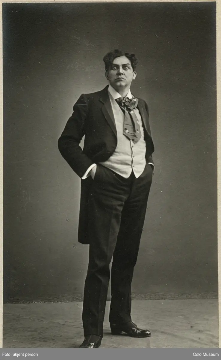 portrett, mann, skuespiller, rollebilde, Charles Renard-Beinsky  i "Taifun" på Nationaltheatret, stående helfigur, kostyme