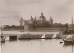Kalmar slott från Lycksalighetens ö. Bilden är tagen före julistormen 1931 då denna fällde i stort sett alla träd på vallarna.