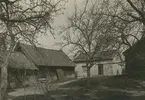 En mindre gård med en enkelstuga och ladugård.