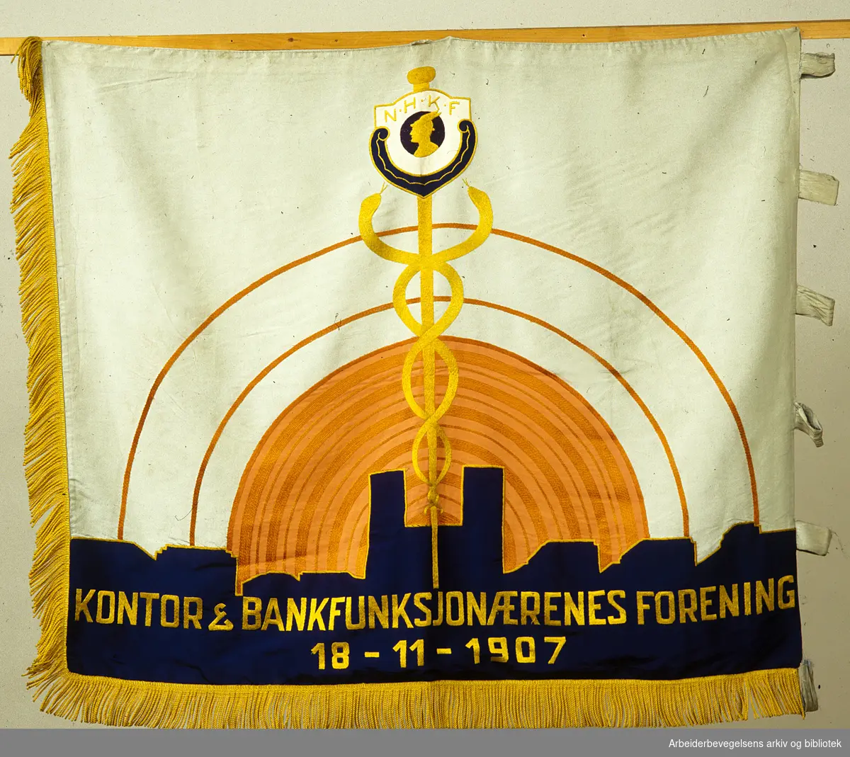 Kontor og bankfunksjonærenes forening..Forside..Fanetekst: Kontor & Bankfunksjonærenes forening.18-11-1907