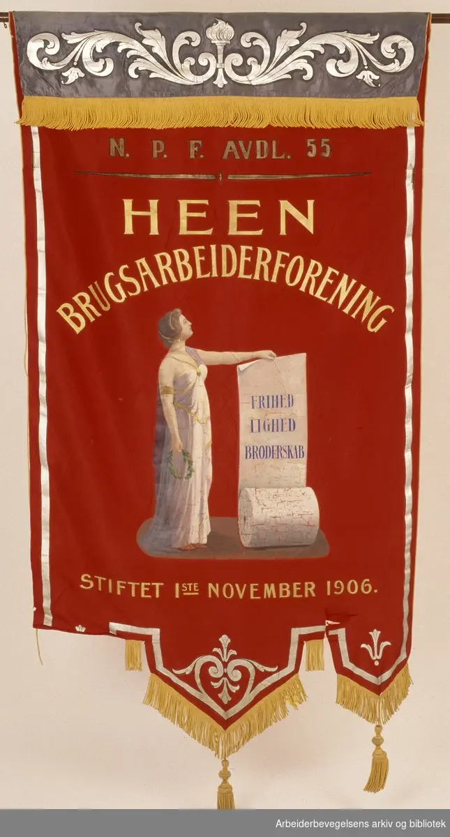 Hen bruks arbeiderforening.Stiftet 1. november 1906..Forside..Fanetekst: N. P. F. avdl. 55.Heen Brugsarbeiderforening.Frihed Lighed Broderskab.Stiftet 1ste november 1906