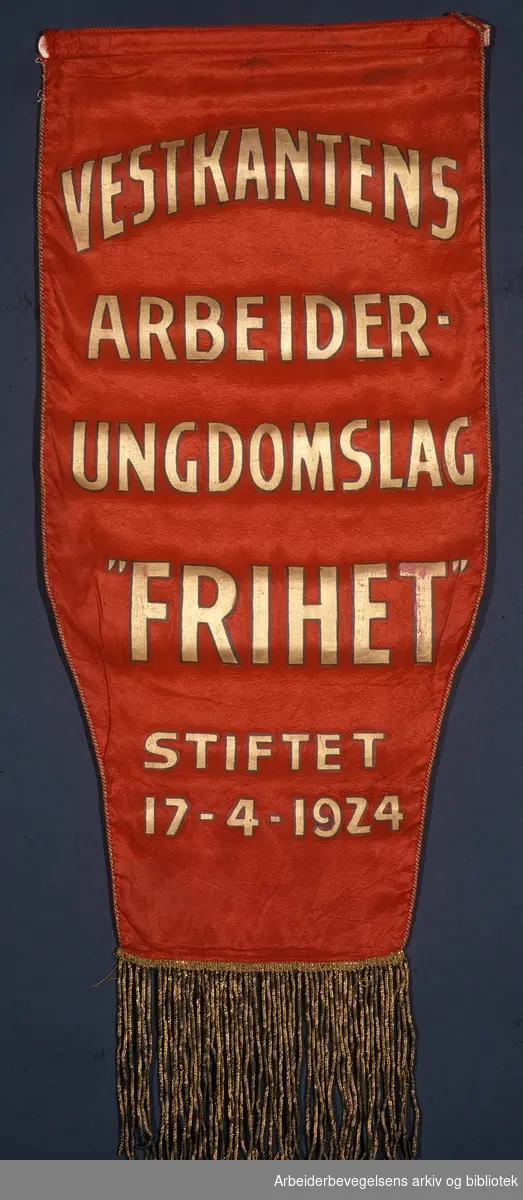 Vestkantens arbeiderungdomslag Frihet.Stiftet. 17. april 1924..Fanetekst: Vestkantens Arbeiderungdomslag."FRIHET".Stiftet: 17 - 4 - 1924