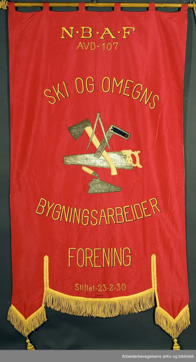 Ski og omegns bygningsarbeider forening.Stiftet 23. februar 1930..Forside..Fanetekst: N B A F Avd. 107.Ski og omegns bygningsarbeider forening.Stiftet - 23 - 2 - 30