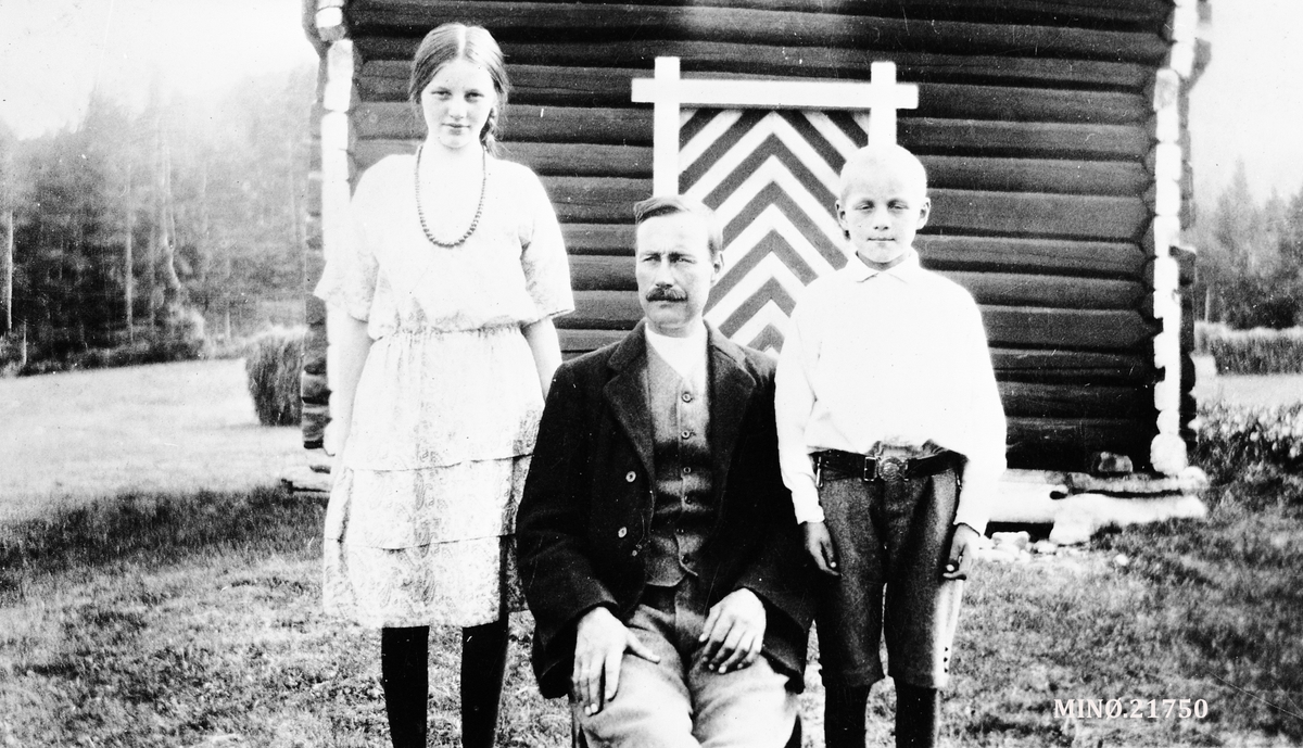 Familiebilde. Ingeborg Steihaug (gidt Strømsøyen), Decimus Seckundus Steihaug, Jon Steihaug.