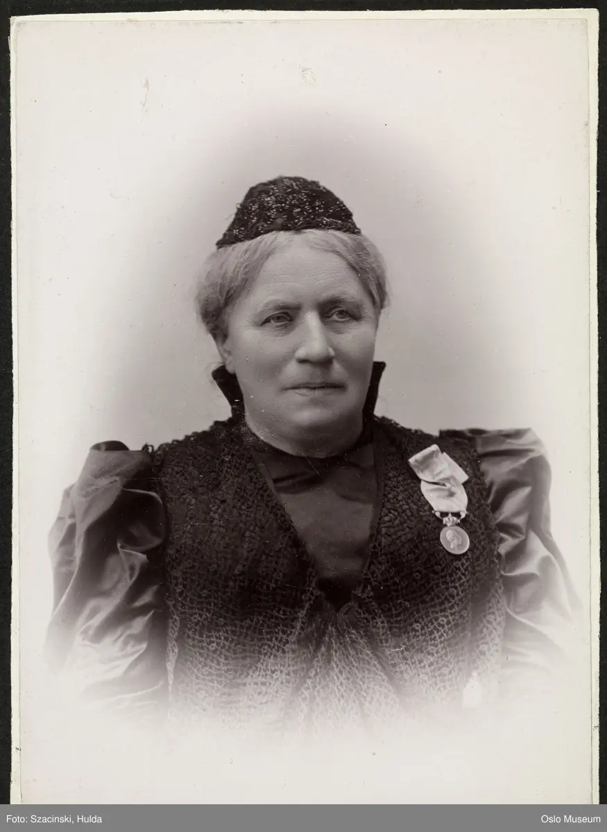 portrett, kvinne, skuespillerinne, vignettert brystbilde, medalje
