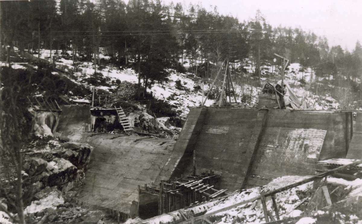 Bygningsarbeid av inntaksdam..Sannsynligvis 1920 - 1921