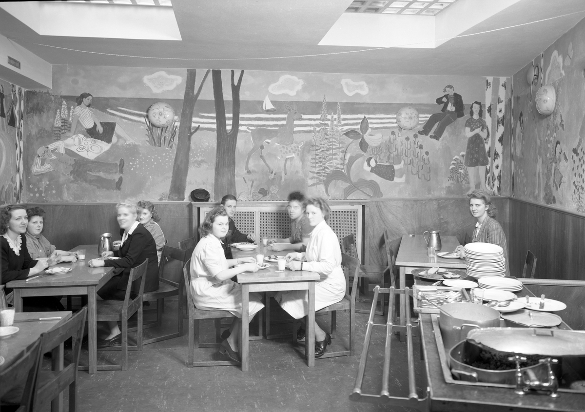 Bildserie från Stadshotellets nya kök, taget i bruk 1944. Personalmatsal: Som bilderna visar fanns det flera stycken uppdelade olika grupper.