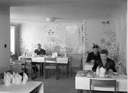 Bildserie från Stadshotellets nya kök, taget i bruk 1944. Pe