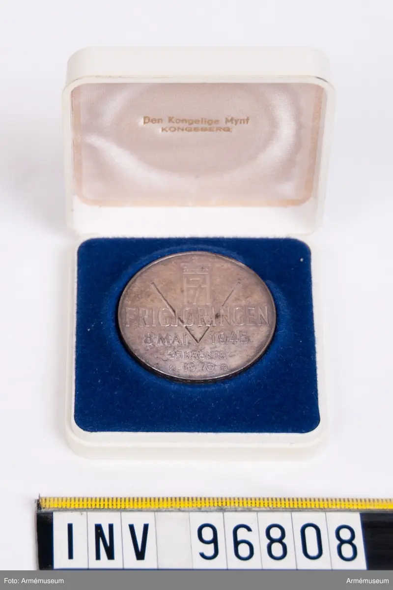 Minnesmynt för krigsslutet 1945 i ask.