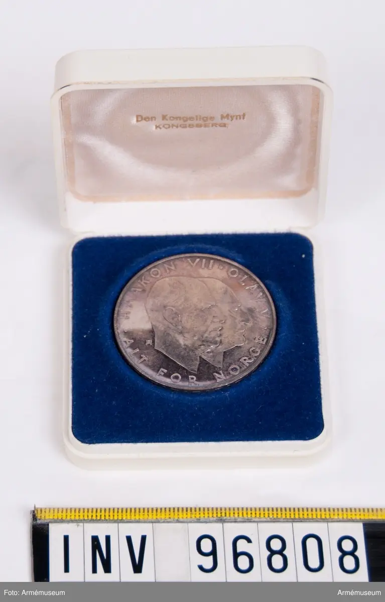 Minnesmynt för krigsslutet 1945 i ask.