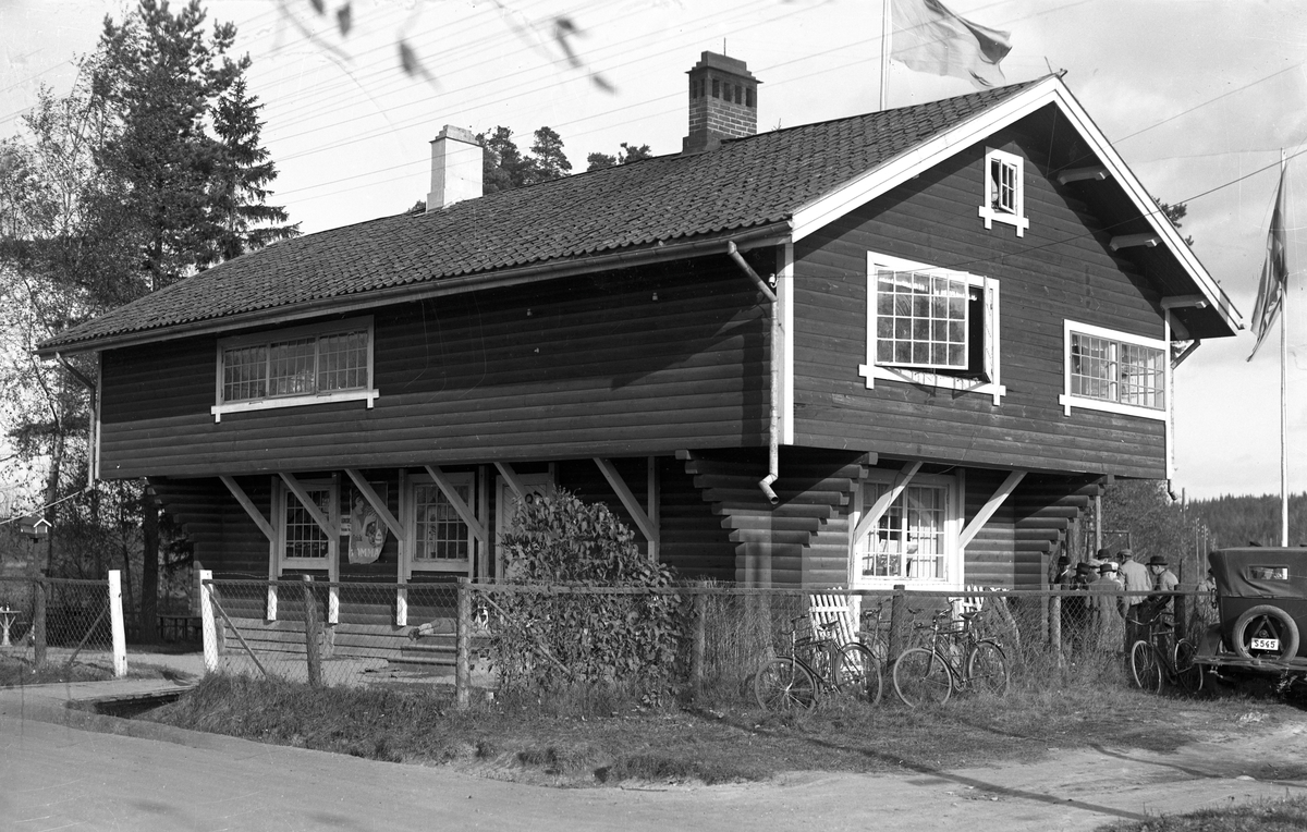 Skyttepaviljongen på Färjestad år1929. I huset fanns senare en sportaffär där ett av butiksnamnen var Håfströms.