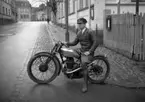 Motorcykel av märket Royal Enfield. Bilden tagen norrut på Södra Kyrkogatan 1932.