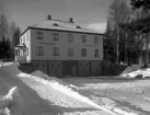 Affärs- och bostadsfastighet i Grums plåtad år 1930. Ytterligare info finns i kommentarsfältet.