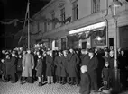 Folksamling utanför Hirsch musikhandel år 1931.