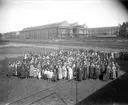 Gruppfotografering bakom Frälsningsarméns hus på en bild tagen i början av 1930-talet.