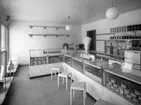 Interiör från en kooperativ butik i Skoghall år 1933.