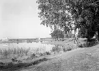 Sundstatjärns strand i riktning mot Älvkullen. Huset under byggnation till vänster var ett av de första funkisinspirerade husen i stadsdelen. Bilden från 1933.