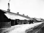Nödbostäder längs Verkstadsgatan uppförda efter branden 1865. Samtliga hus revs inför bygget av KMV:s monteringshall år 1913.