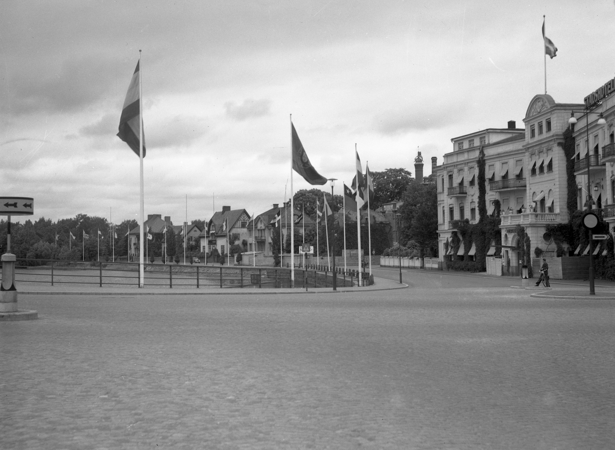 Flaggparad i stråket till museet i samband med öppningen av den Ibero-Amerikanska arkitekturutställningen sommaren 1946.