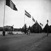 Flaggparad i stråket till museet i samband med öppningen av den Ibero-Amerikanska arkitekturutställningen sommaren 1946.
