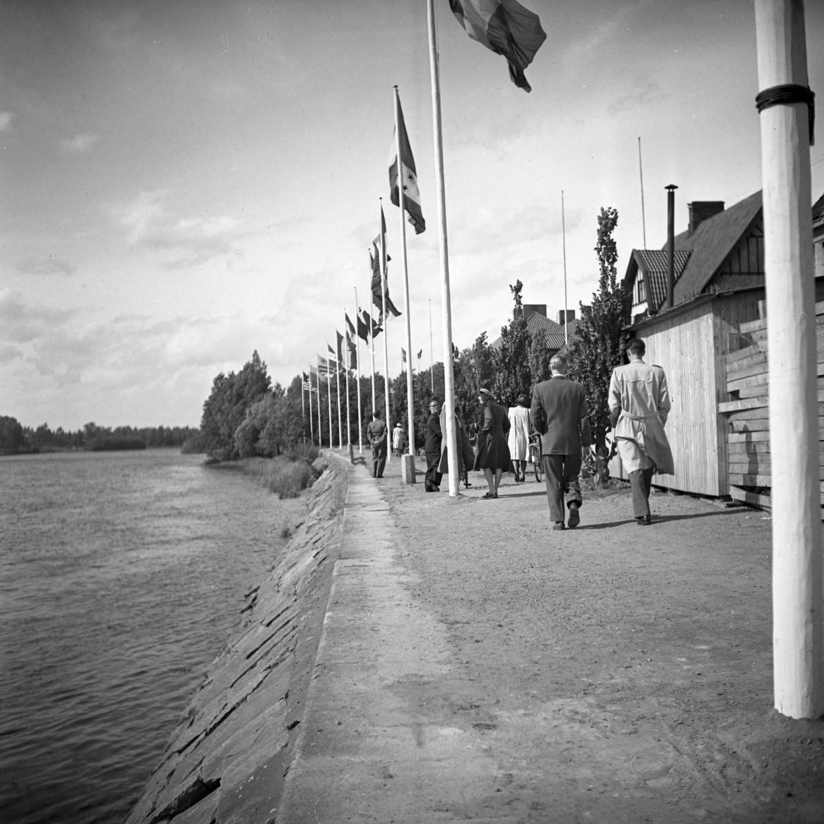 Flaggparad i stråket till museet i samband med öppningen av den Ibero-Amerikanska arkitekturutställningen sommaren 1946.