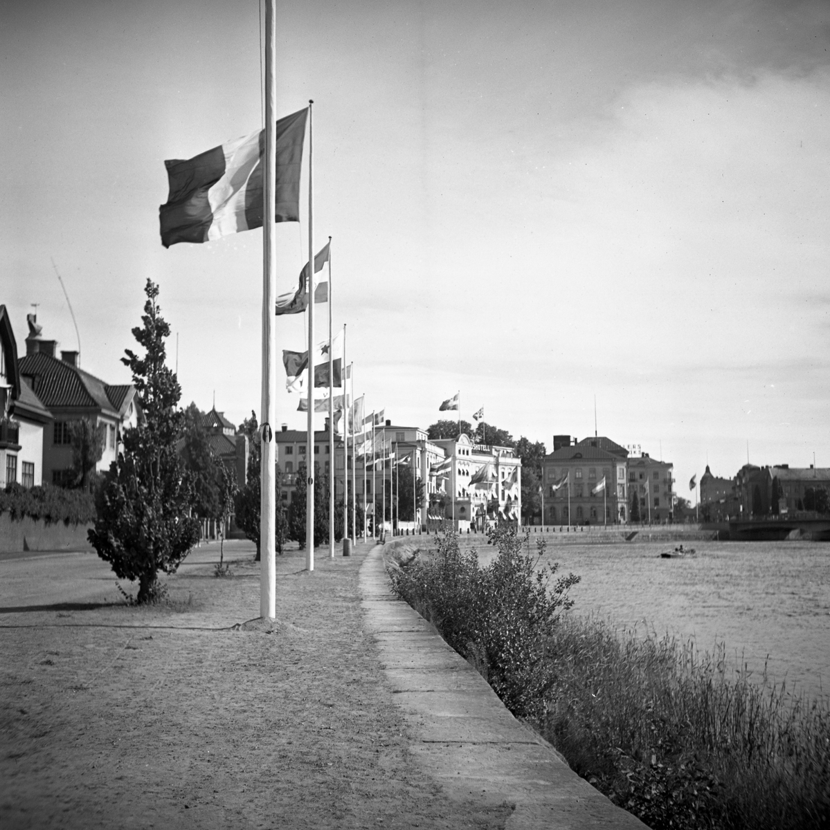 Flaggparad i stråket till museet i samband med öppningen av den Ibero-Amerikanska arkitekturutställningen sommaren 1946.