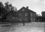 Dunder- och Österbergsgårdarna, från höger räknat,  i hörnet Drottninggatan-Fredsgatan. Husen klarade sig undan branden 1865 och fick stå kvar till 1955. Bilden från år 1900.