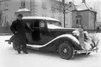Herre med Buick vintern 1934. Bilen kommer troligen från Geijers Motoraffär, agent för GM i Karlstad.