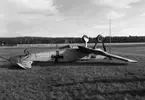 Ett tyskt flygplan, ME 109, nödlandar och slår runt på travbanan den 24 oktober 1940.