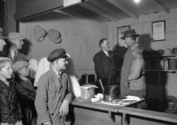 Hattmakare Per Eliasson på hantverksutställningen 1934.