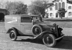 Skåpbil av märket Opel tillhörande Magnus Jernbergs tekniska fabrik. Bilden tagen 1937 i Viken.