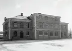 Tjäderskolans västra fasad år 1944. Skolan invigdes den 8 november 1892.