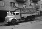 Täckt lastbil utanför  Motoraktiebolagets lokaler på Herrgårdsgatan 10-12. Bilden tagen 1949.