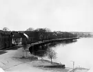 Älvgatan i Karlstad västerut på en bild från slutet av 1880-talet. I fjärran till höger skymtar Strands herrgård och gården Lugnet.