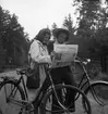 Reklambild tagen för Karlstads-Tidningen den 20 juni 1942 där bland annat fotografens dotter Elisabeth poserar i stråhatt.