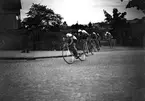 Cykelloppet Herrhagen runt 1942. Gjuteribacken uppför.