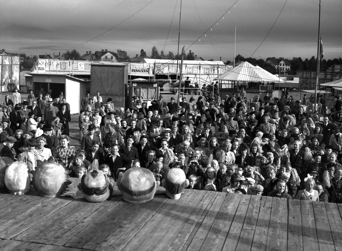 Jules tivoli besöker Karlstad 1942 där dom ställer upp sina attraktioner ungefär där badhusets parkering nu ligger.