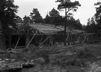 Friluftsteatern i  Mariebergsskogen uppförs 1942.