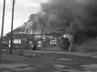 Karlstads ridhus går upp i lågor 1943. Vid brandtillfället användes byggnaden som garage för Ekströms bilaffär. Huset låg alldeles väster om Karolinen.