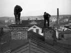 Sotare på fastigheten i dåvarande hörnet av Vänerslundsgatan-Kroppkärrsvägen år 1945. I bakgrunden syns mindre hyresfastigheter längs Länsmansgatan.